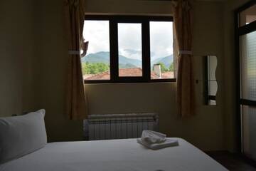Фото номера Четырехместный номер с собственной ванной комнатой Отель Family Hotel Balkana г. Априлци 4