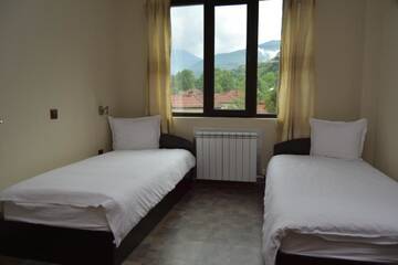 Фото номера Двухместный номер с 1 кроватью и балконом Отель Family Hotel Balkana г. Априлци 3